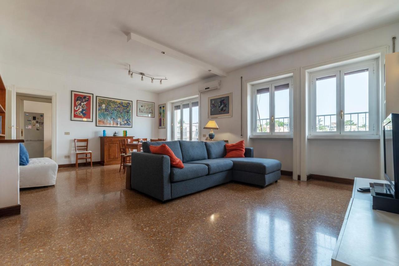 Roomy And Bright Apartment With Terrace Róma Kültér fotó